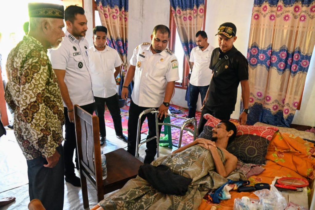 Pj Bupati Aceh Besar Serahkan Bantuan Furni Walker Untuk Lansia dan Penderita Lumpuh