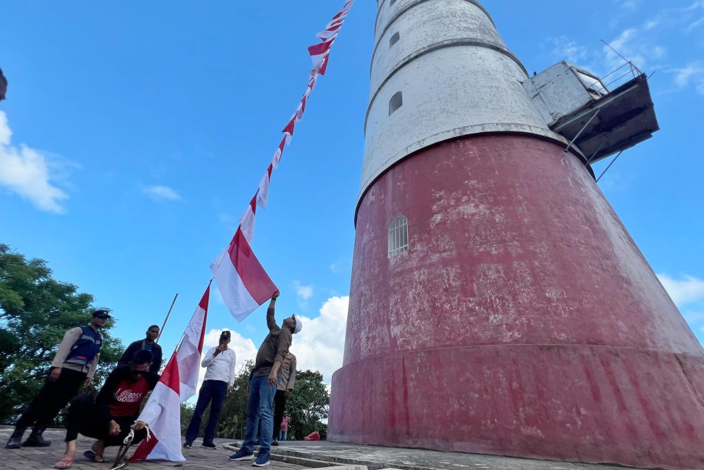 Bendera Merah Putih Berkibar di Mercusuar Willem’s Torrent III