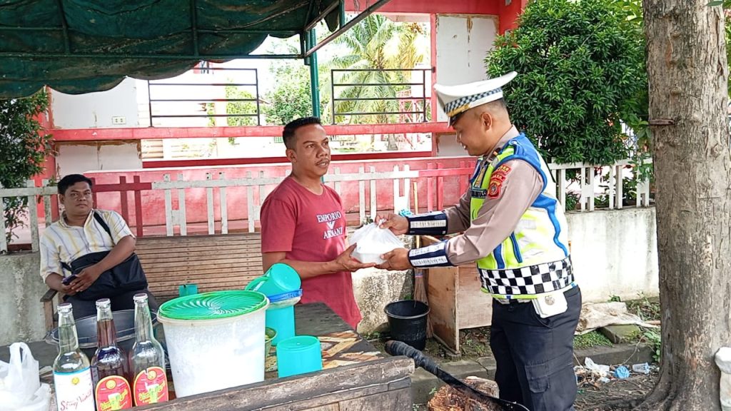 Melalui Program Geubibu, Ipda Irvan Bagi-bagi Nasi Kotak di Jumat Berkah