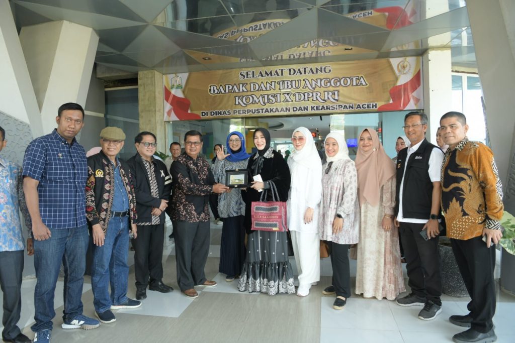 Asisten Administrasi Umum Bersama Kadis DPKA Dampingi Tim Komisi X DPR RI Tinjau Perpustakaan Aceh