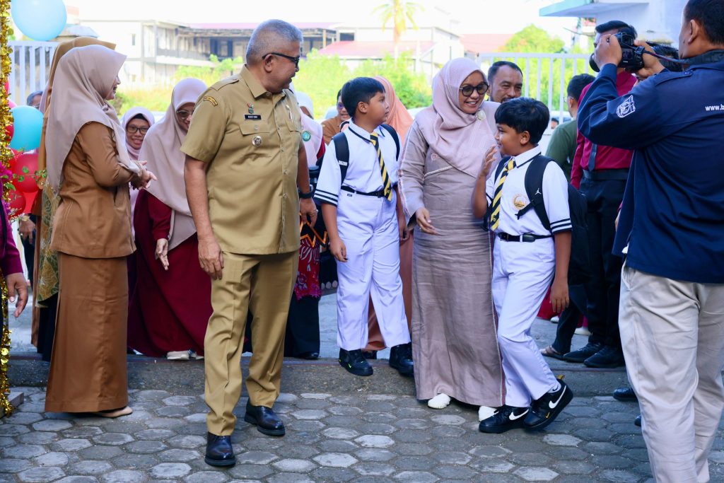 Pj Gubernur Bustami Antar Anak Pada Hari Pertama Sekolah
