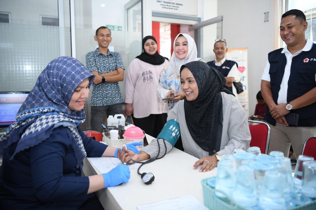 Peduli Penderita Thalasemia, Pj Ketua PKK Aceh Donor Darah dan Berbagi Santunan