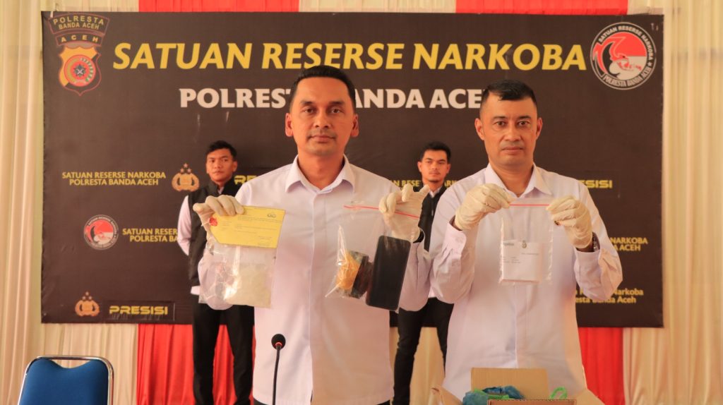 Polisi Ringkus Pengirim Paket Asam Sunti Berisi 100 Gram Sabu di Bandara SIM