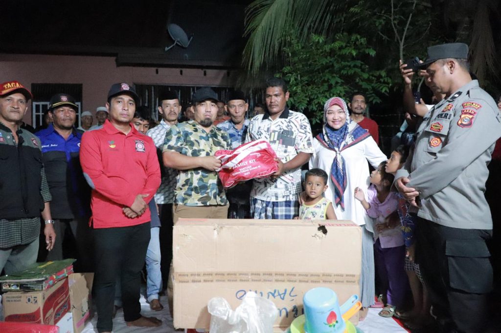 Dua Rumah Terbakar, Pj Bupati Iswanto Antar Bantuan Masa Panik di Seumet Montasik