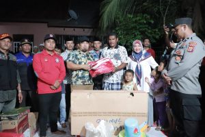 Dua Rumah Terbakar, Pj Bupati Iswanto Antar Bantuan Masa Panik di Seumet Montasik
