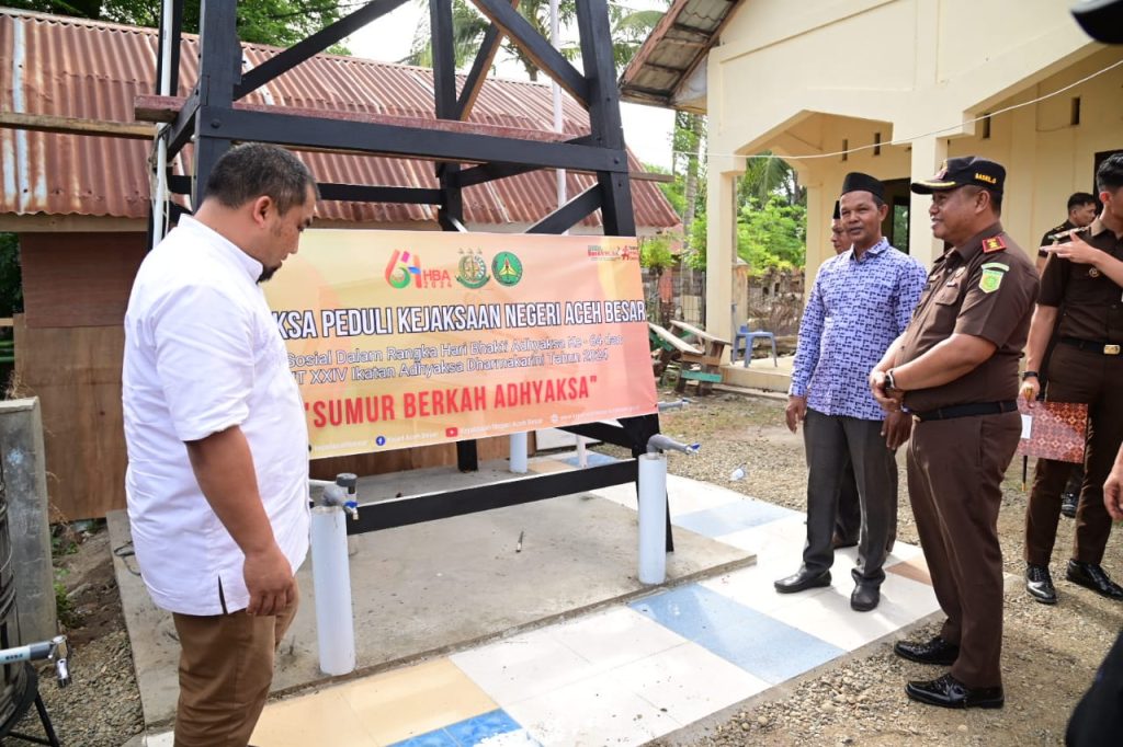 Potong Pita, Pj Bupati Iswanto dan Kajari Aceh Besar Resmikan Sumur Berkah Adhyaksa di Meunasah Mesjid Lampuuk