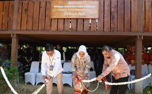 Potong Pita, Pj Bupati Iswanto dan Cut Rezky Ikuti Peresmian Rumah Tenun Mutiara Songket