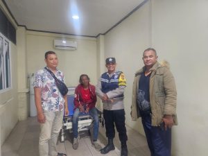 Personel Polsek Syiah Kuala dan Warga Evakuasi ODGJ ke RSJ Aceh