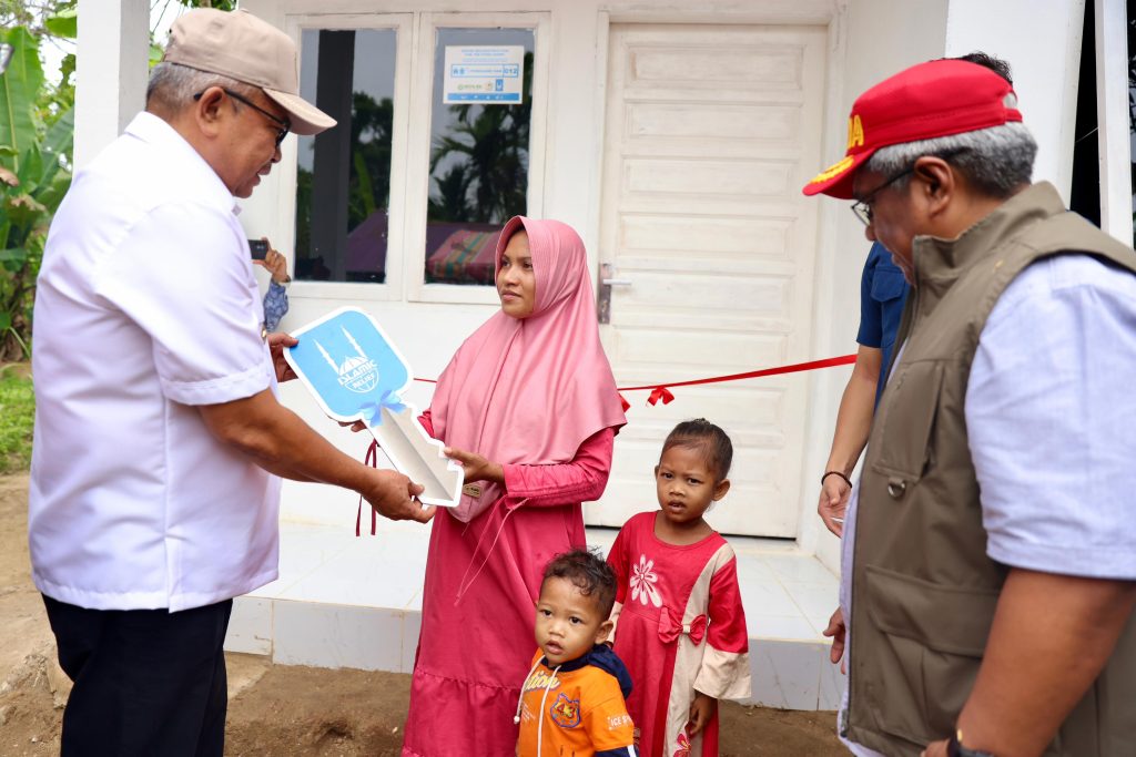 Pj Gubernur Bustami Serahkan Rumah Bantuan Islamic Relief untuk Janda Anak Dua di Aceh Utara