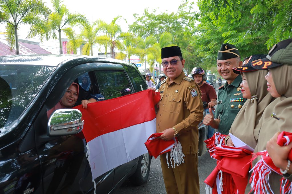 Pemerintah Kabupaten Aceh Barat Laksanakan Apel Gabungan untuk Pencanangan Gerakan Pembagian Bendera Merah Putih