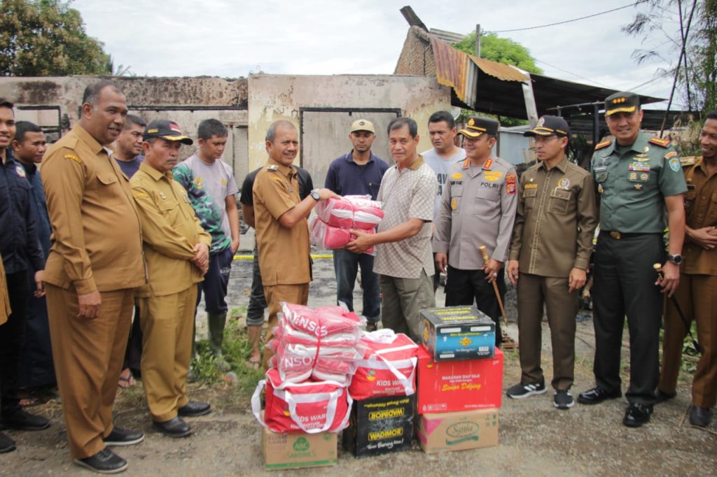 Kebakaran di Aspol Lamtemen, Pj Wali Kota Serahkan Bantuan Masa Panik