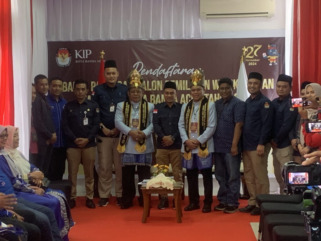 Pakai Kupiah Meukeutop, Aminullah-Isnaini Resmi Daftar Pilwalkot Banda Aceh ke KIP