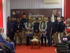 Pakai Kupiah Meukeutop, Aminullah-Isnaini Resmi Daftar Pilwalkot Banda Aceh ke KIP