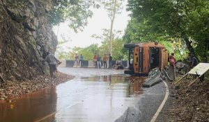 Truk Pengangkut CPO Terbalik di Gunung Geurute