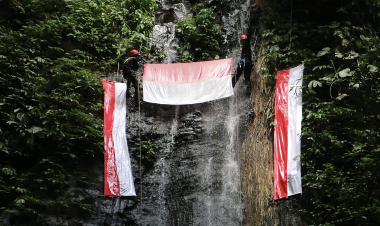 Mahasiswa Gainpala UIN Ar-Raniry Kibarkan Merah Putih di Air Terjun Seulawah