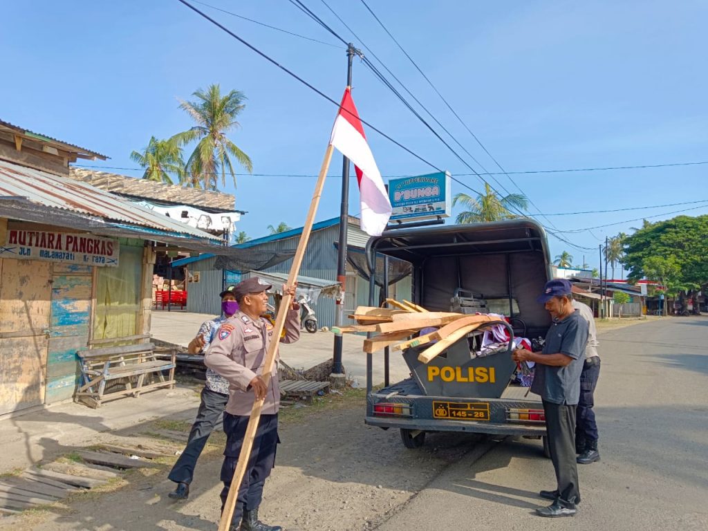 Muspika Mesjid Raya Kibarkan Ratusan Bendera Merah Putih di Jalan Nasional