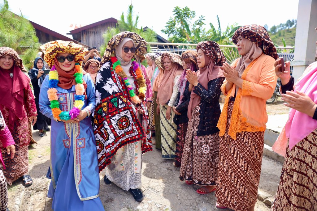 Pj Ketua Dekranasda Aceh Kunjungi Desa Kerajinan Toweren Antara