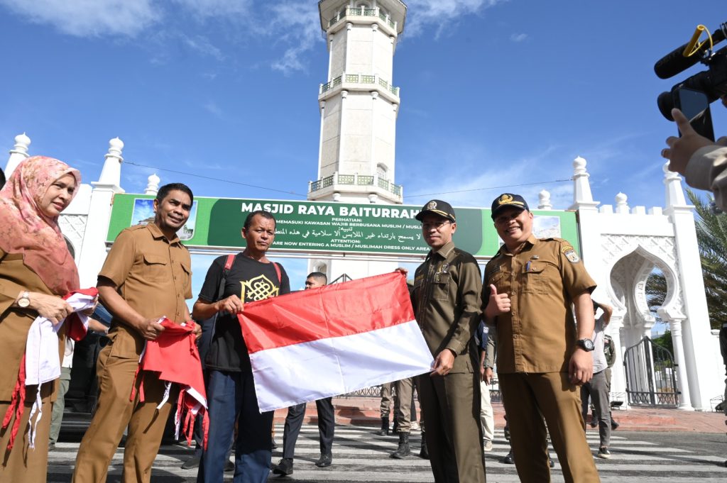 Ketua DPRK Bersama Forkopimda Kota Bagikan Bendera Merah Putih