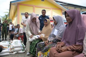 Pj Ketua TP PKK Aceh Bersama Pj Bupati Aceh Besar Launching Penyaluran Cadangan Pangan Pemerintah Tahap ke-3di Blang Bintang