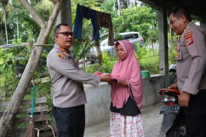 Sambut Hut RI Ke-79, Kapolres Aceh Besar Bagikan Bendera Merah Putih Kepada Warga Kota Jantho