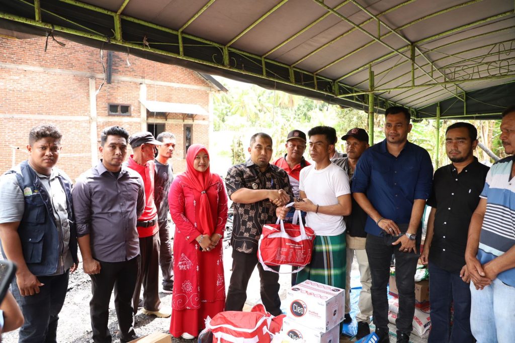 Tiga Rumah Diamuk Api, Pj Bupati Iswanto Langsung ke Lokasi Salurkan Bantuan Masa Panik