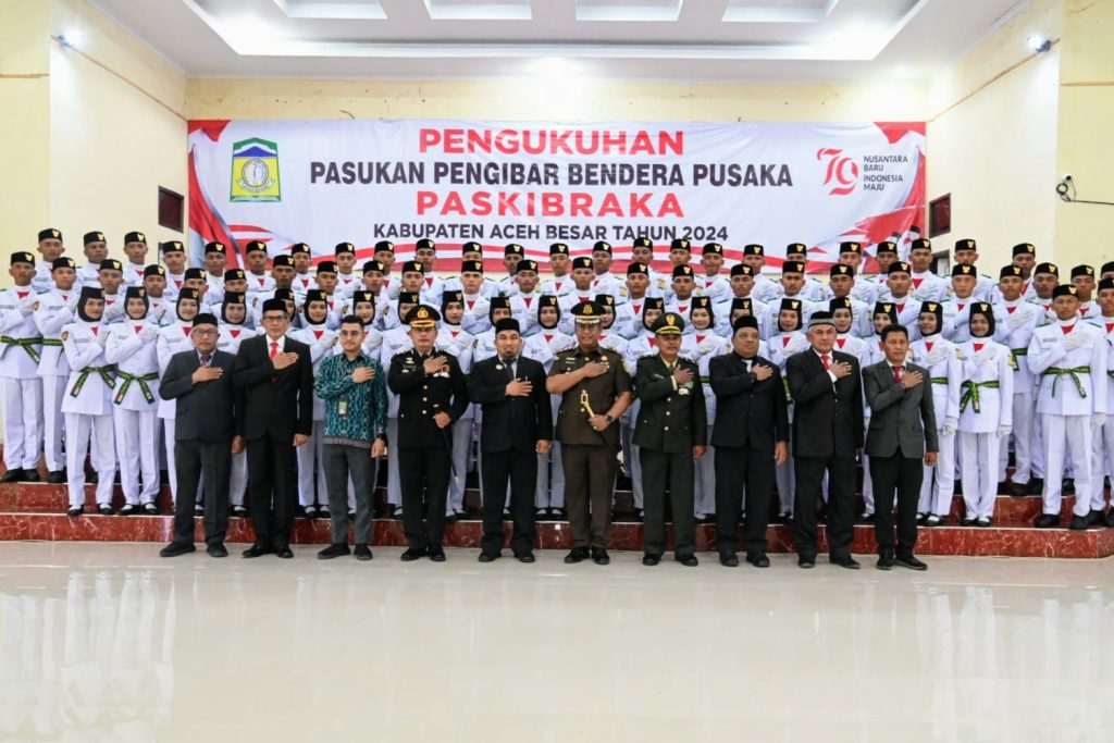 Pj Bupati Iswanto Kukuhkan 70 Paskibraka Aceh Besar 