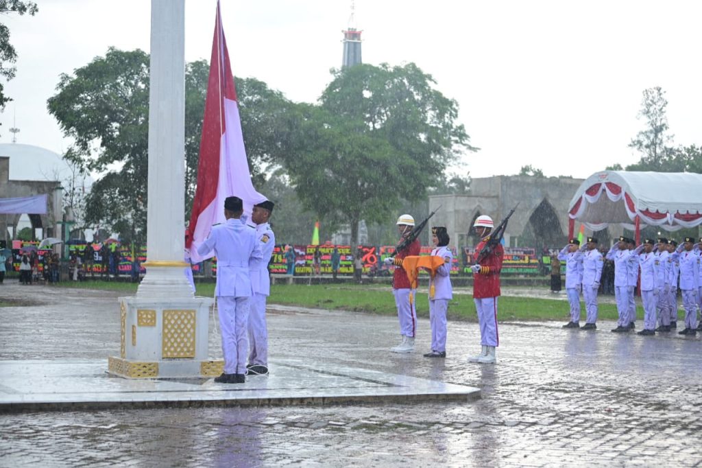 Diguyur Hujan, Penurunan Bendera di Jantho Berlangsung Sukses dan Tertib