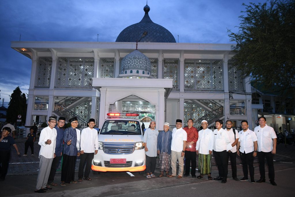 Pj Gubernur Aceh Serahkan Bantuan Ambulance untuk Masyarakat Gampong Pineung