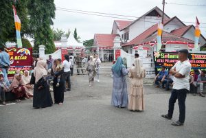 Ribuan Masyarakat Padati Kantor DPRK Aceh Besar
