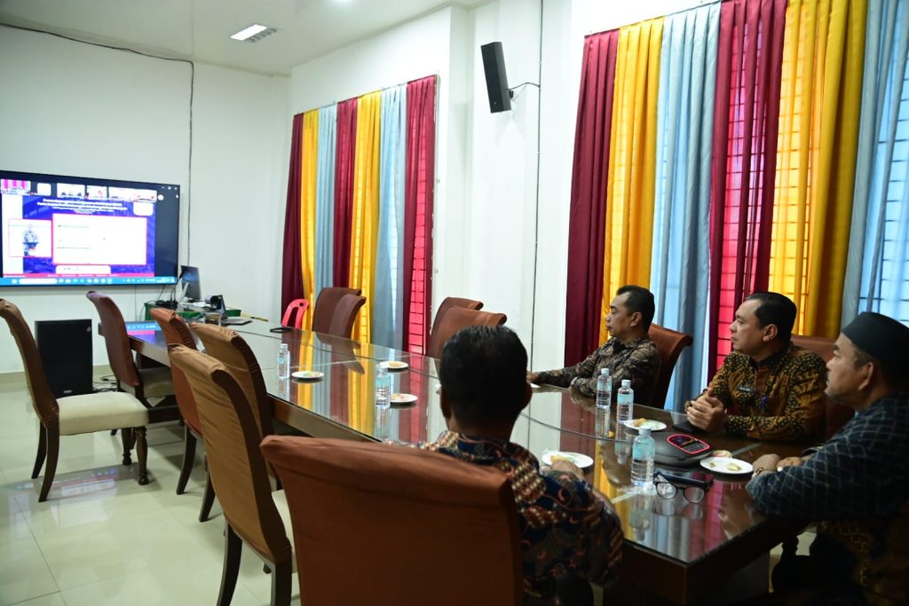 Assisten II Wakili Pj Bupati Aceh Besar Ikuti Zoom Meeting PKS BUMN dan BUMD Sektor Penambangan dan Pengelolaan Sampah