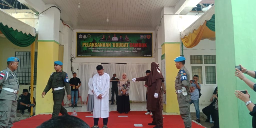 Lima Terpidana Judi Online di Lhokseumawe Dihukum Cambuk