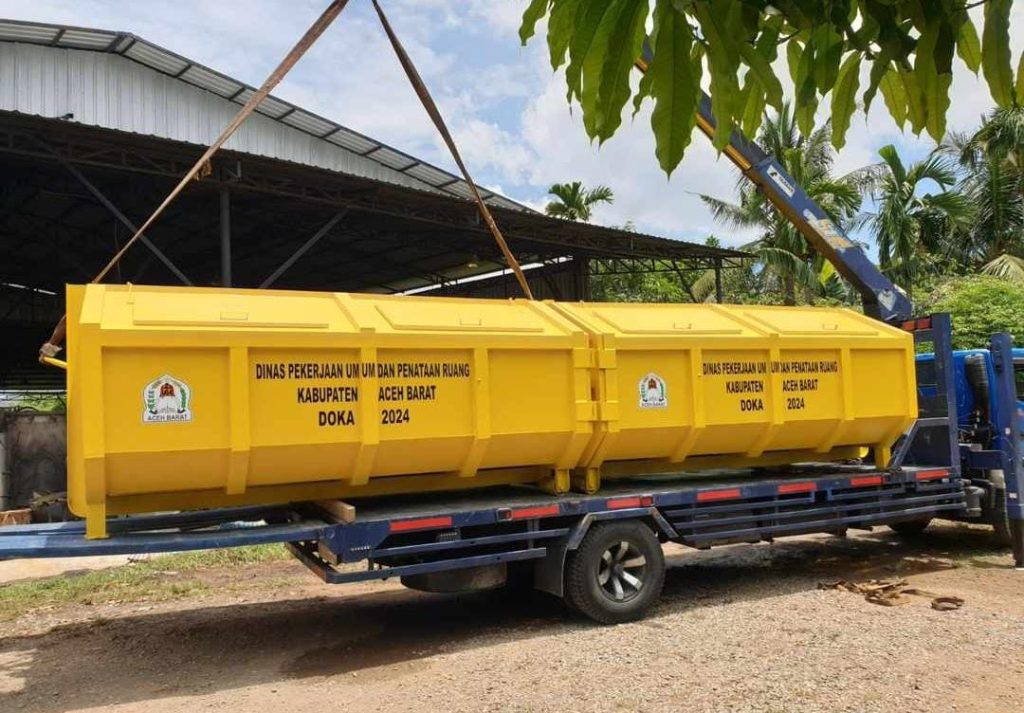 Dinas PUPR Aceh Barat Serahkan Kontainer dan Truk Arm Roll untuk Dukung Kebersihan Lingkungan