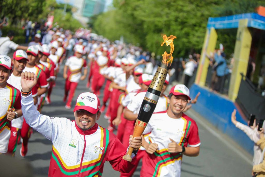 Legend Tarung Derajat Ali Akbar Antar Api PON Aceh-Sumut Ke Balai Kota