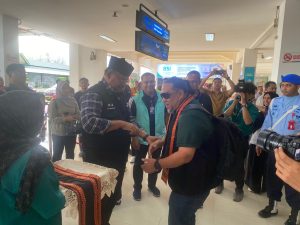 Pj Gubernur Safrizal Sambut Tim PON Papua Pengunungan di Bandara Internasional SIM