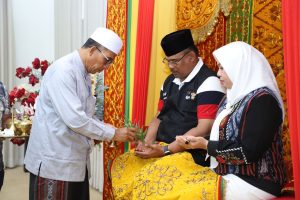 Pemkab Aceh Besar Peusijuek Pj Gubernur Safrizal di Meuligoe Bupati