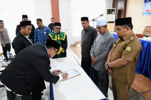 Pj Bupati Aceh Besar Kukuh Dua Anggota MPU PAW Periode 2022-2027