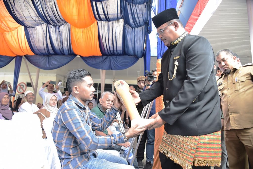 Pj Bupati Iswanto Dampingi Pj Gubernur Aceh Serahkan Bantuan Kaki Palsu