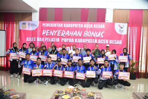 Pj Bupati Aceh Besar Serahkan Bonus untuk Atlet dan Pelatih Popda XVII