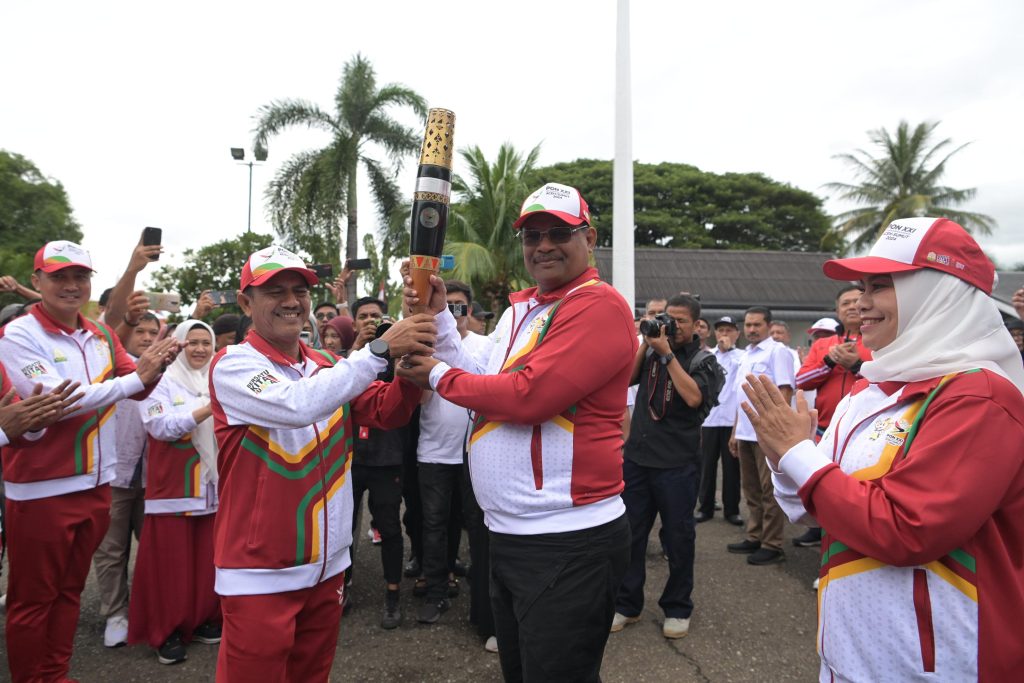 Finish, Pj Gubernur Safrizal Terima Obor Api PON dari Pj Wali Kota Banda Aceh