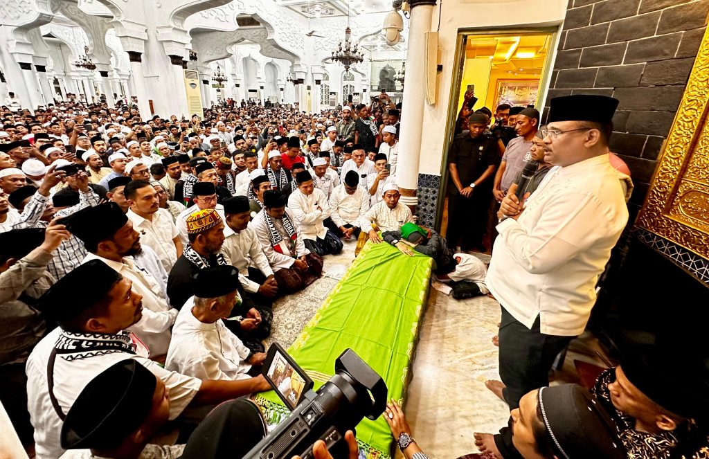 Pj Gubernur Safrizal Ikut Shalati Jenazah Tu Sop Bersama Ribuan Masyarakat di Masjid Raya Baiturrahman