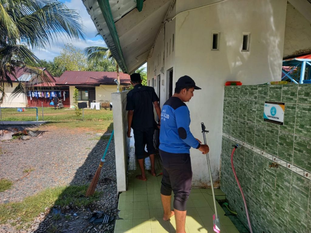 Sambut PON XXI di Kota Jantho, BKPRMI Aceh Besar Bersihkan Masjid Agung Al Munawwarah