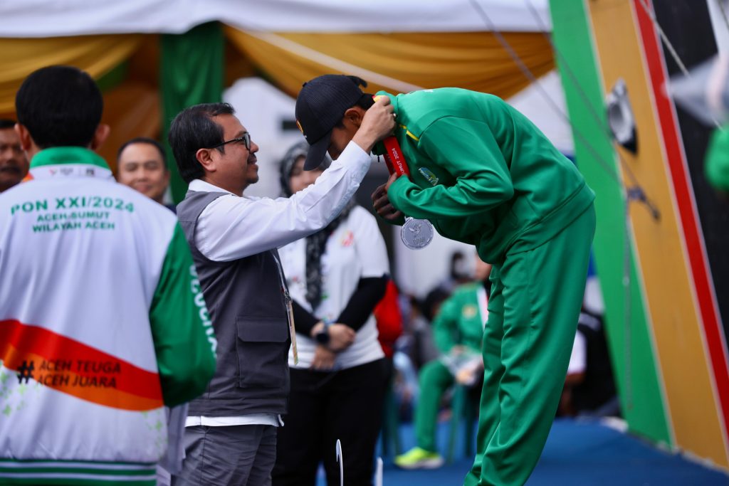Plh. Sekda Aceh Kalungkan Medali untuk Juara Panjat Tebing PON XXI Aceh-Sumut