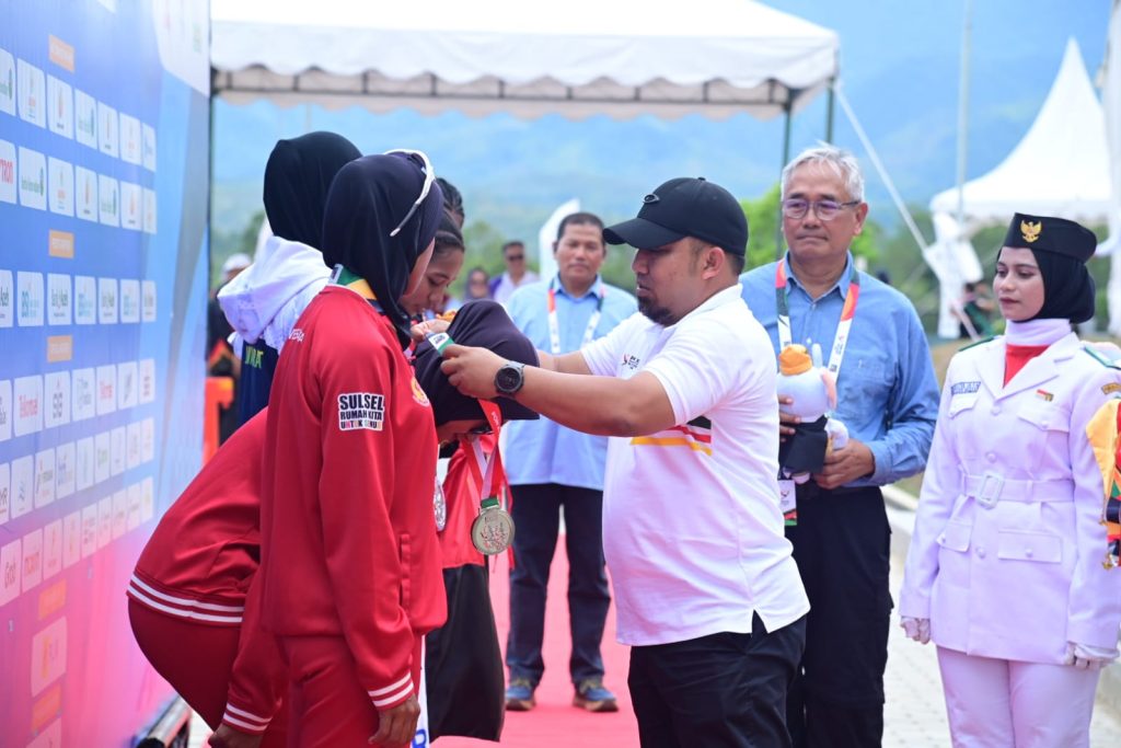 Pj Bupati Iswanto Kalungkan Medali Juara Dayung di Waduk Keuliling