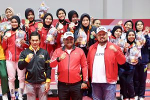 Cabor Anggar Raih Emas Lagi, Pj Gubernur Safrizal Kalungkan Medali