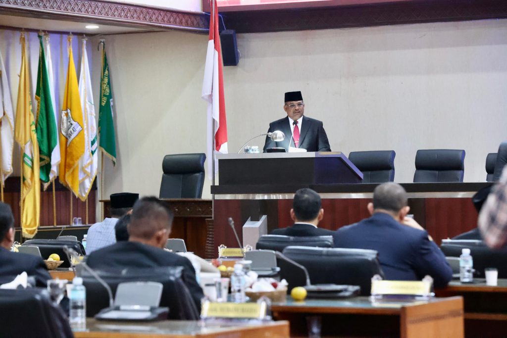 Pj Gubernur Safrizal Sampaikan Ranqan APBA Tahun Anggaran 2025 ke DPRA