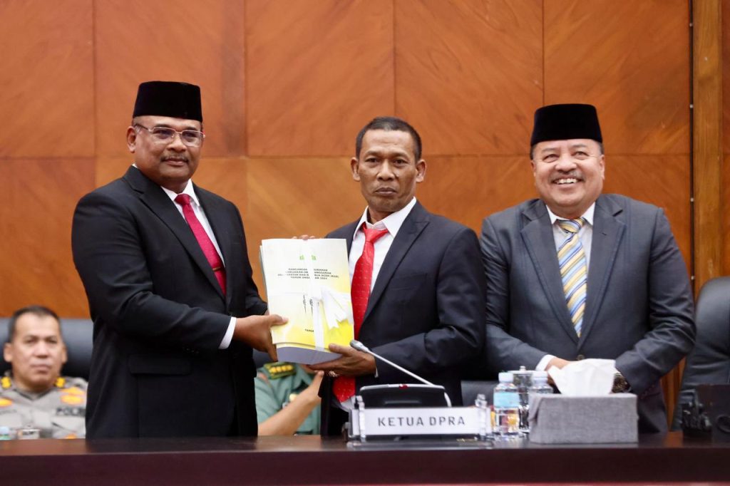 Penjabat Gubernur Safrizal Serahkan Rancangan Perubahan KUA dan PPAS 2024 kepada DPRA
