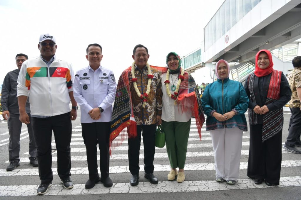 Pj Gubernur Safrizal bersama Agus Fathoni Jemput Kedatangan Mendagri di Bandara Kualanamu