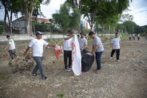Dalam Rangka WCD, Kadis PMG Aceh Besar Pimpin Aksi Satu Jam Pungut Sampah di Bandara SIM 