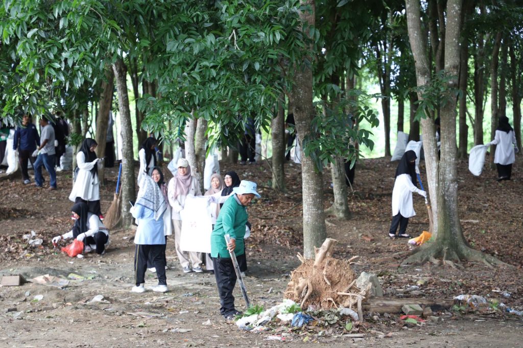 World Clean Up Day, ASN Aceh Besar Gelar Aksi 1 Jam Pungut Sampah di Venue PON XXI Waduk Keliling