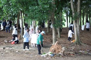 World Clean Up Day, ASN Aceh Besar Gelar Aksi 1 Jam Pungut Sampah di Venue PON XXI Waduk Keliling